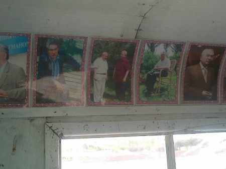 Портреты кыргызских писателей под потолком вагона.