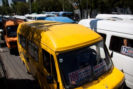 Столкновение легковой машины и троллейбуса вызвало пробку в центре Бишкека