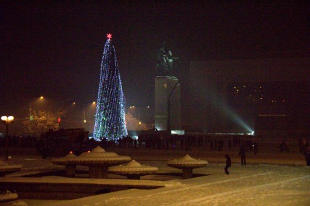 Ёлка высотой 22 метра установлена на площади Бишкека «Ала-Тоо». 