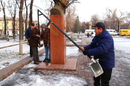 Мэрия Бишкека демонтиовала освещение от сына Отунбаевой