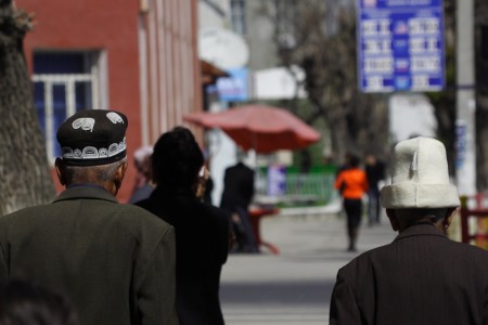 Мужчины в узбекском и кыргызском головных уборах на улицах Оша