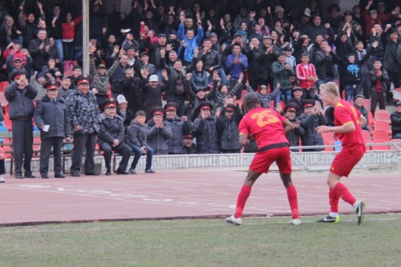 Дэвид Тетте празднует только что забитый гол в ворота Таджикистана