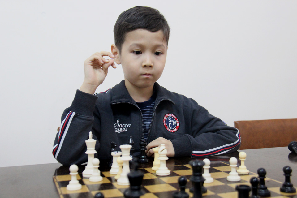 Азиз Дегенбаев 7 лет, шахматист.