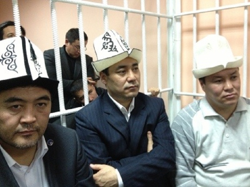 Слева направо: Камчыбек Ташиев, Садыр Жапаров и Талант Мамытов в Первомайском районном суде, 10 января 2013 года. Фото: Зарема Султанбекова
