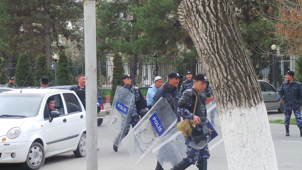 Спецназ расходится после митинга в Джалал-Абаде. Автор: Евгений Погребняк