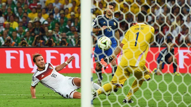 Полузащитник сборной Германии Марио Гётце забивает "золотой" гол в финале Чемпионата мира - 2014, где его команда встретилась со сборной Аргентины.