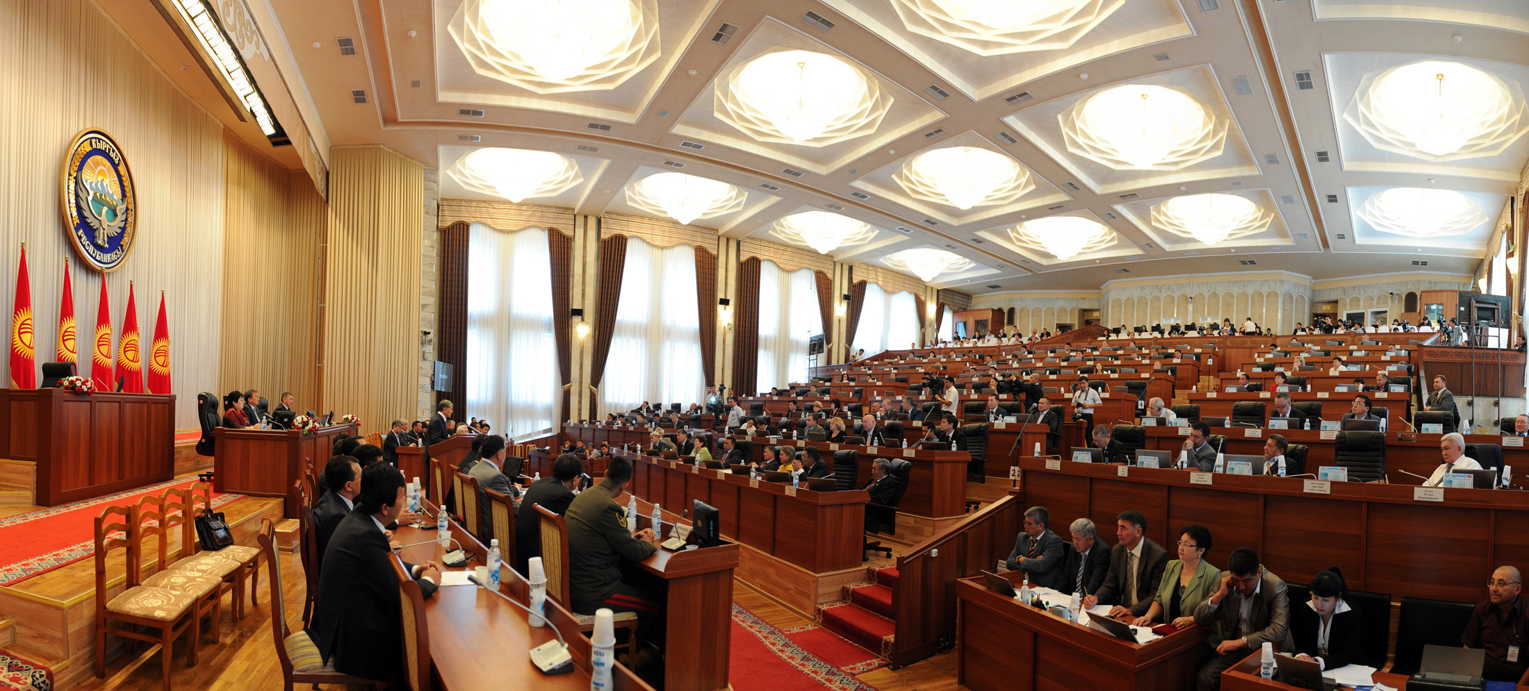 Депутат Осмонов опасается, что закон может использоваться властью против политических оппонентов.