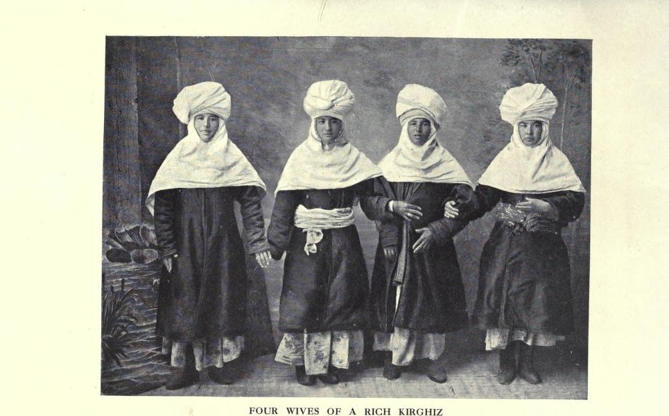 Четыре жены богатого кыргыза.