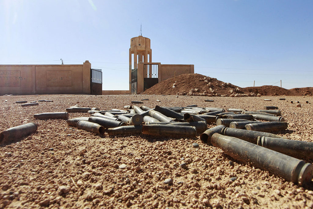 Пустые пули лежат на земле у базы курдских боевиков после заявления ИГ о взятии региона под свой контроль. Провинция Ракка, Сирия, 7 октября 2014 года.