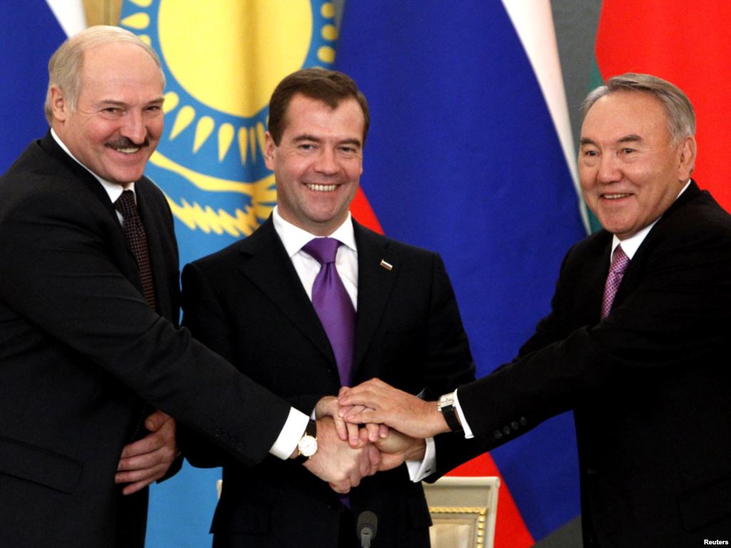 На фото: президент Белоруссии Александр Лукашенко, экс-президент России Дмитрий Медведев и президент Казахстана Нурсултан Назарбаев.