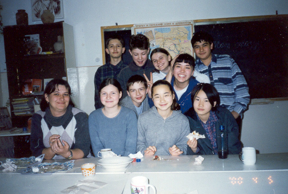 Ольга Видишева с одноклассниками в Бишкеке, 2000 год.