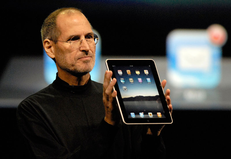 Первый iPad, представленный Стивом Джобсом в январе 2010 года