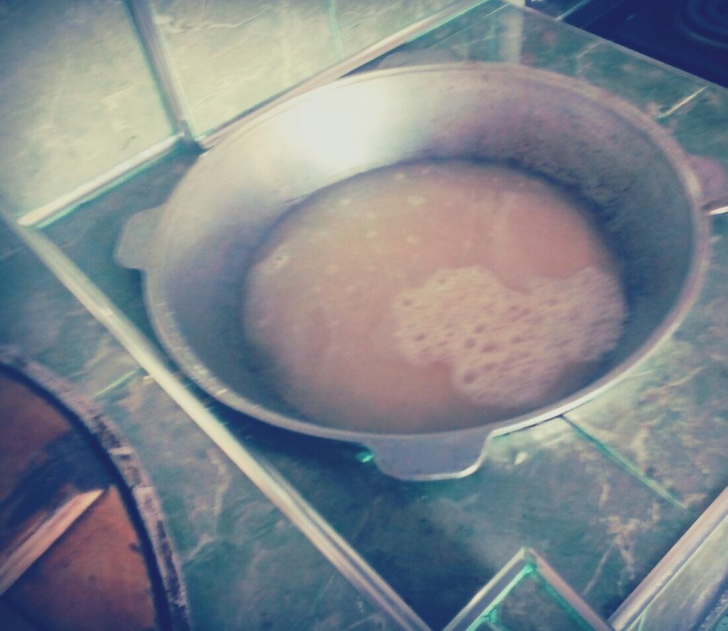 Кипятим и размешиваем 20 минут. Затем, посуда убирается в холодное место. После того, как содержимое казана остыло, добавляется закваска, мука и соль по вкусу.