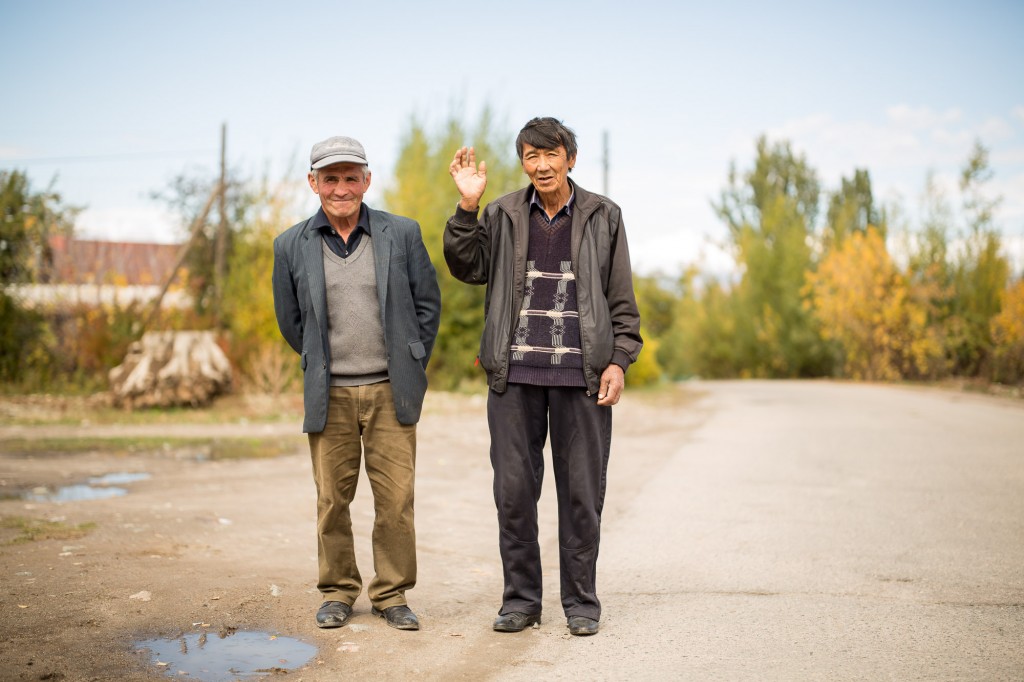Каракол, Кыргызстан. Дружелюбный прохожий спросил не хотим ли мы выпить с ними вместе