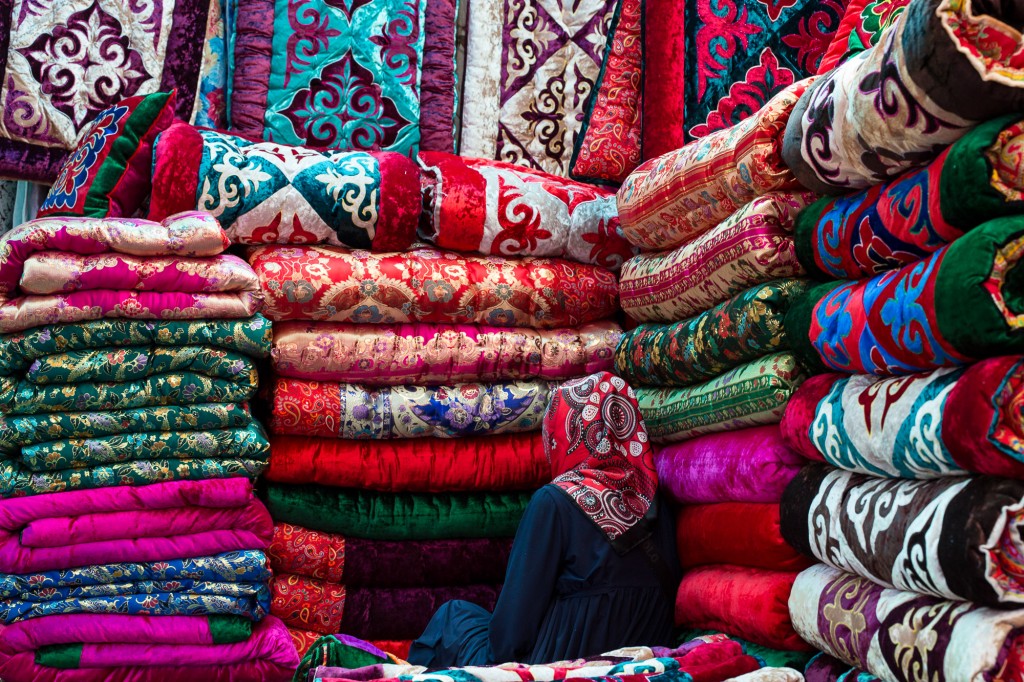 Бишкек, Кыргызстан: Продажа одежды на Ошском рынке