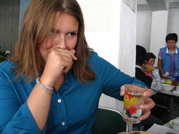 Дженнифер ест глаз барана, который в Кыргызстане предлагают почетному гостю