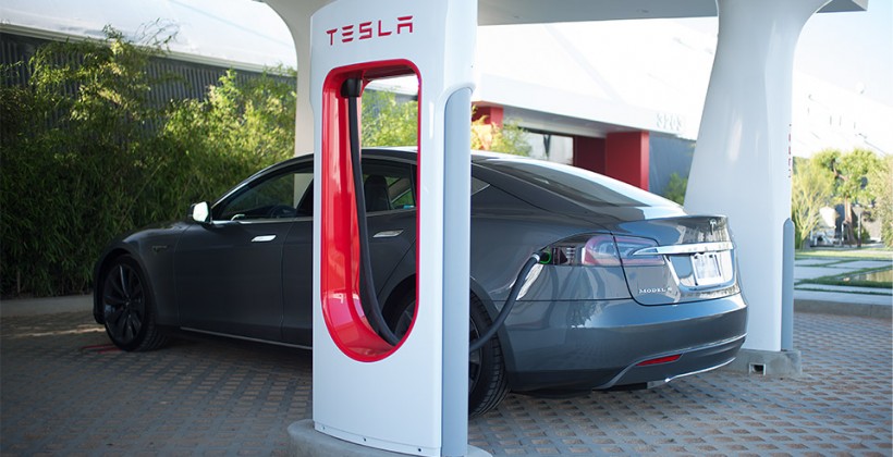 Tesla Model S на одной из зарядочных станций