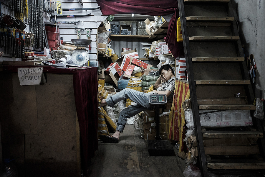 Молодой торговец дремлет посреди рынка «Джунхай», который является частью «Дордоя».