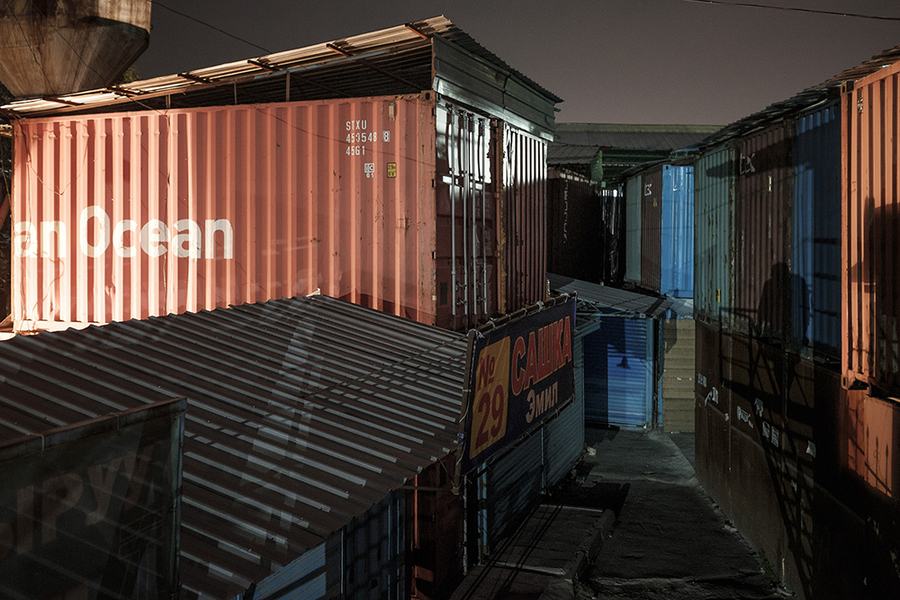 Рынок «Дордой» вмещает около 30 тысяч контейнеров.