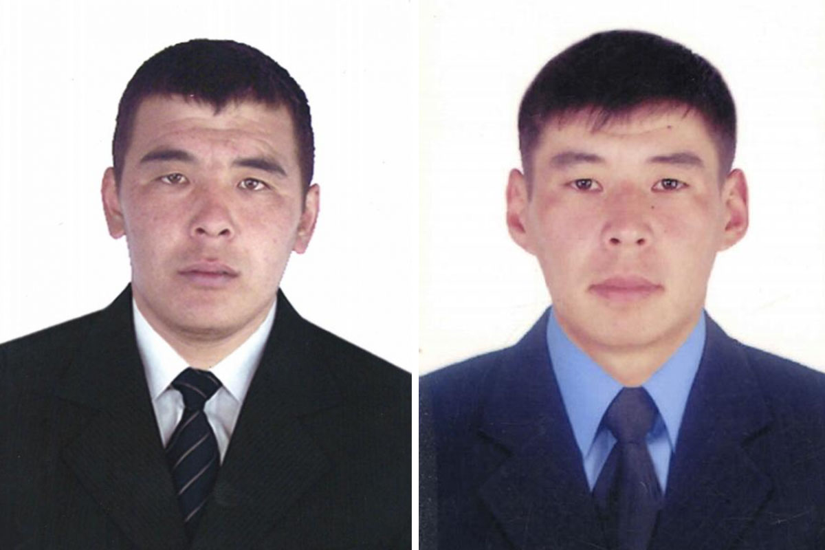 Пожарный Алтынбек Дүйшөналиев (слева) и сотрудник госрегистра Абаскан Нуралиев (справа).