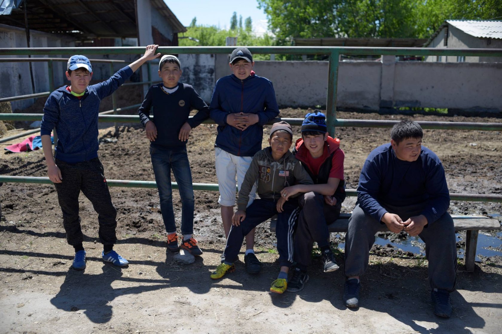 Жокеи и конюхи ипподрома «Ак-Кула» незадолго до начала скачек