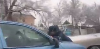 Видео: Водитель провез милиционера на капоте