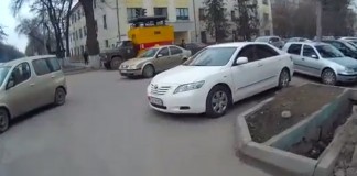 Видео: Машина депутата Жээнбекова припаркована в неположенном месте