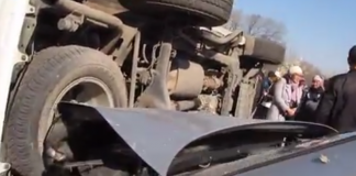 Видео: Автомобиль перевернулся в ДТП в центре Бишкека