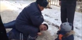 Видео: Инспектор ДПС сидит на задержанном водителе