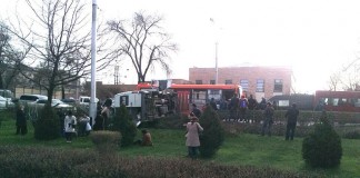 Бишкек: Маршрутка перевернулась после столкновения с автобусом