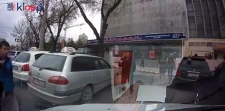 Видео: Таксисты нелегально берут деньги за парковку в Бишкеке