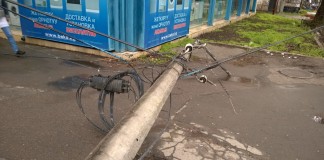 Бишкек: Столбы электропередач упали из-за сильного ветра