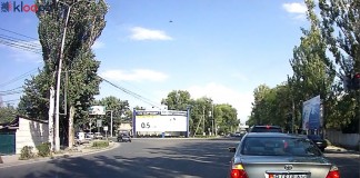 Видео: Машина вылетела на тротуар в Бишкеке