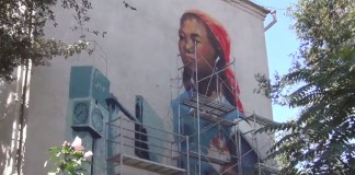 Видео: «Дочь Советской Киргизии» с планшетом и наушниками на стене бишкекской школы