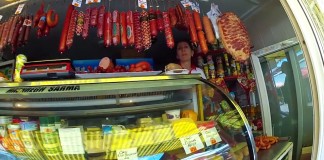 Видео: Как продавец бишкекского рынка «обманула» с ценой на колбасу