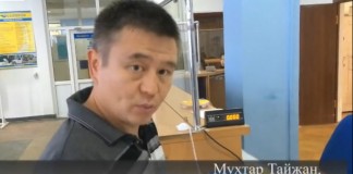 Видео: Казахские активисты шлют учебники истории Путину и Назарбаеву