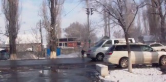 Видео: Микроавтобус чуть не сбил мальчика в пригороде Бишкека