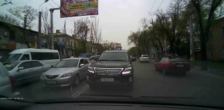 Видео: «Лексусу» не дают ехать по встречной в центре Бишкека
