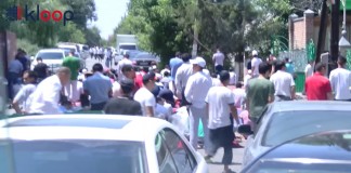 Видео: Пробка возле мечети из-за прихожан