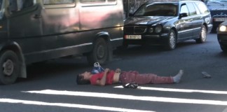 Видео: Пробка из-за уснувшего на дороге пьяного мужчины