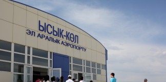 Видео: Казахские туристы жалуются на необустроенность аэропорта Тамчы