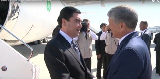 Видео: Атамбаев встречает президента Туркменистана в аэропорту «Манас».