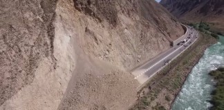 Видео: Оползень и большая пробка в Бооме, снятые с дрона