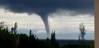 Видео: Водяной смерч в центре озера Иссык-Куль