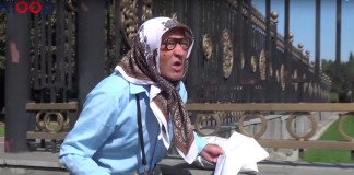 Видео: Активист в образе «доярки из колхоза» пикетировал Белый дом