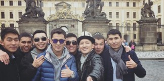 Видео: Омар спел «I Believe I Can Fly» на площади в Праге