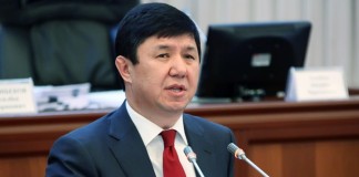 Кыргызский премьер-министр признал курс сома завышенным
