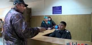 Видео: Активист пожаловался в милицию на турникеты в здании суда