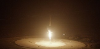 США: Частной космической корпорации впервые удалось посадить ракету на землю