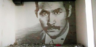 Бишкек: Художники вырезали в стене портрет Чокморова